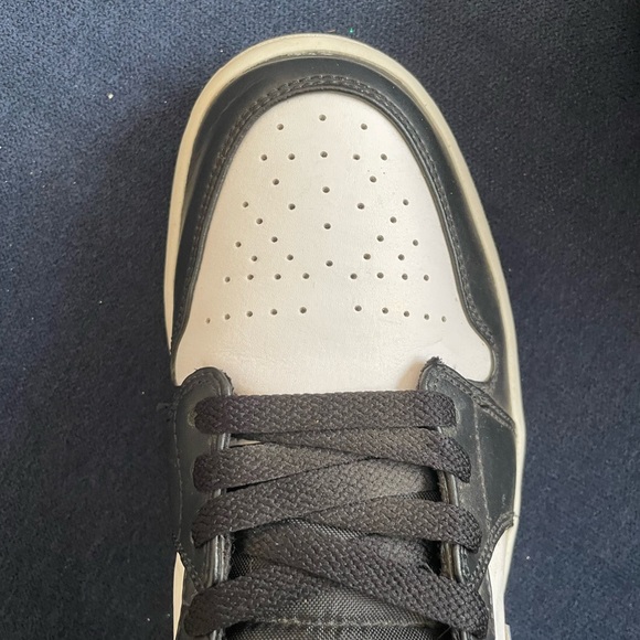 Jordan 1 mids worn a couple times - Picture 4 of 6